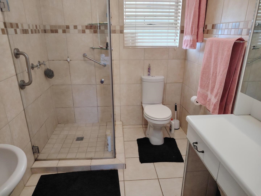 To Let 2 Bedroom Property for Rent in Protea Heights Western Cape